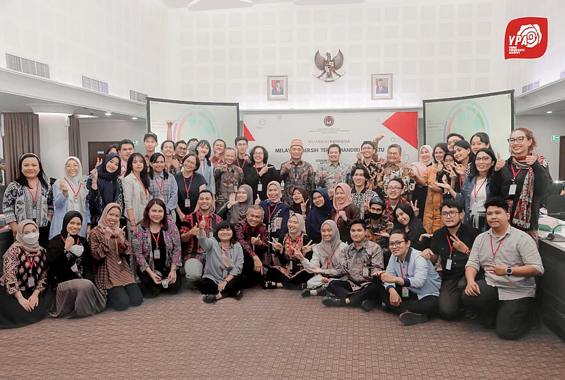 Group photo of Young Progressive Academy Batch 2 with Kemenko PMK