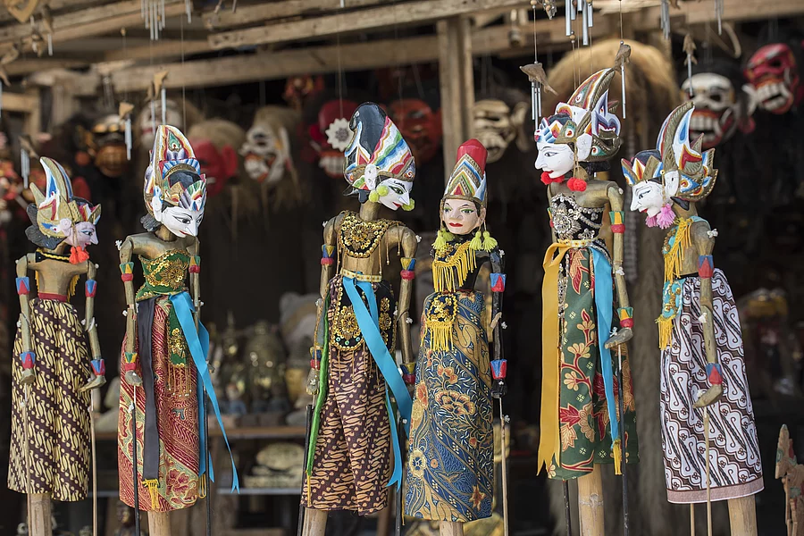 Suvenir dari Pulau Bali. Wayang lukis kayu tradisional, Indonesia.