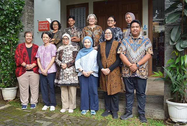 Foto ini memperlihatkan tim di kantor Friedrich Ebert Foundation di Indonesia.